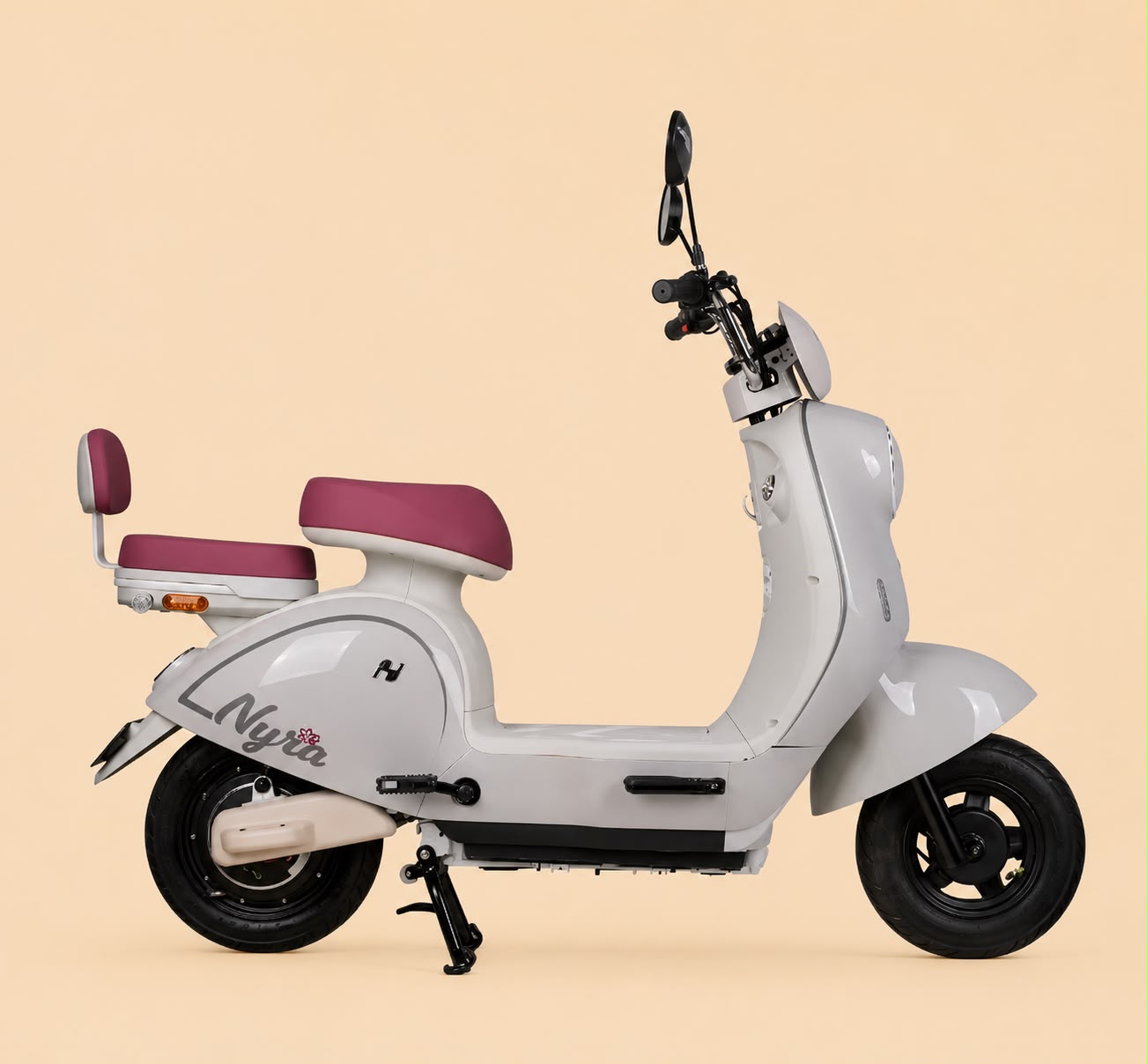 Sepeda listrik NUV NYRA S2 KUROMI di showroom Lumajang