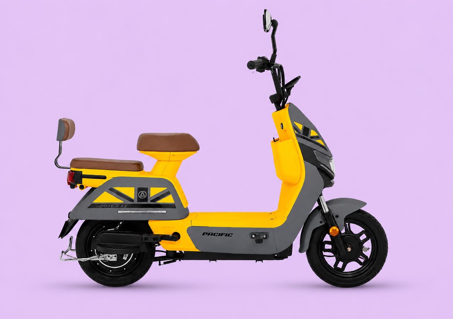 Sepeda listrik PACIFIC ARMOUR di showroom Lumajang